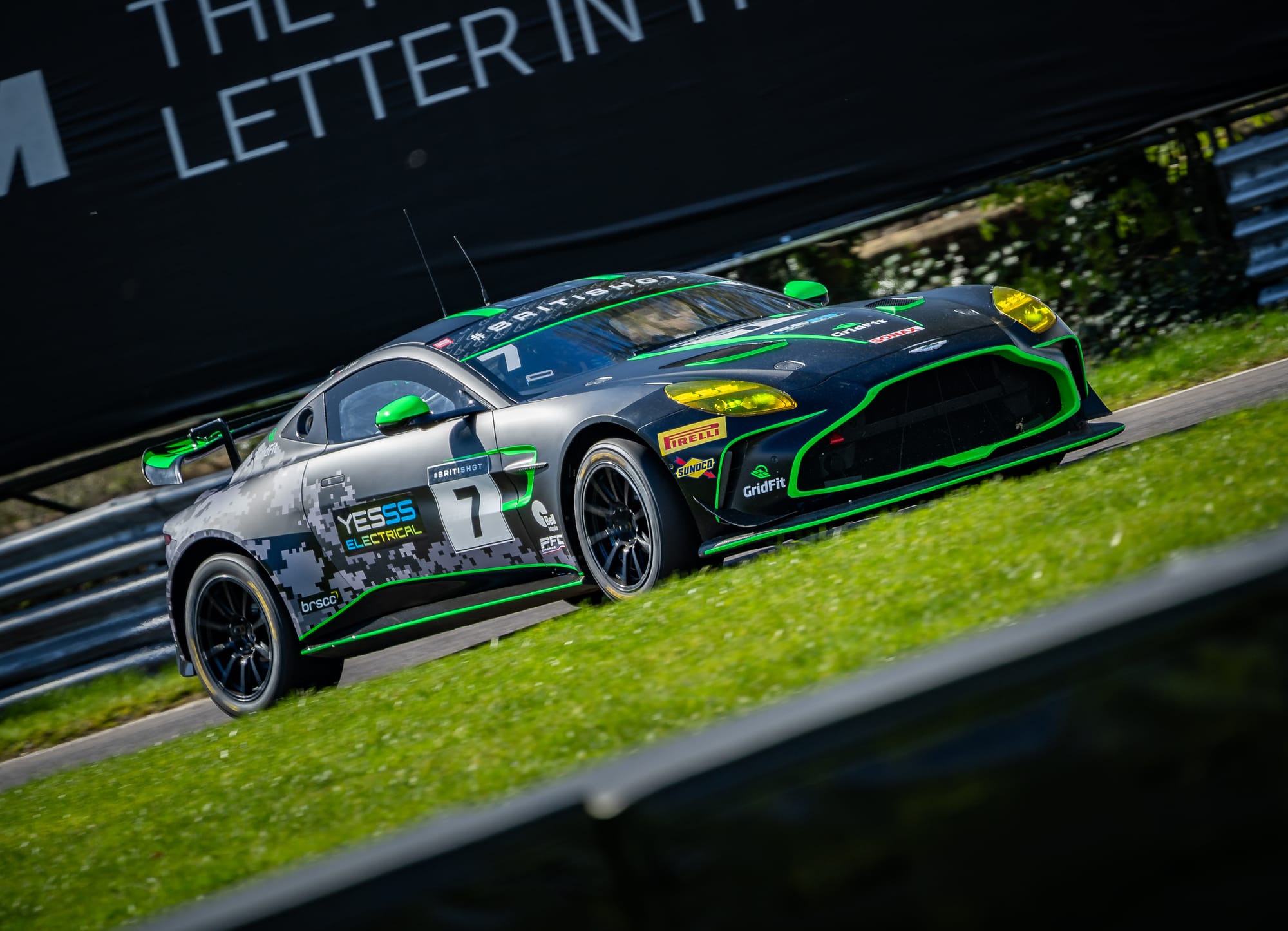 "BARWELL MOTORSPORTS Dominates the 2024 British GT Championship at Oulton Park: A Weekend of Thrills and Victories"