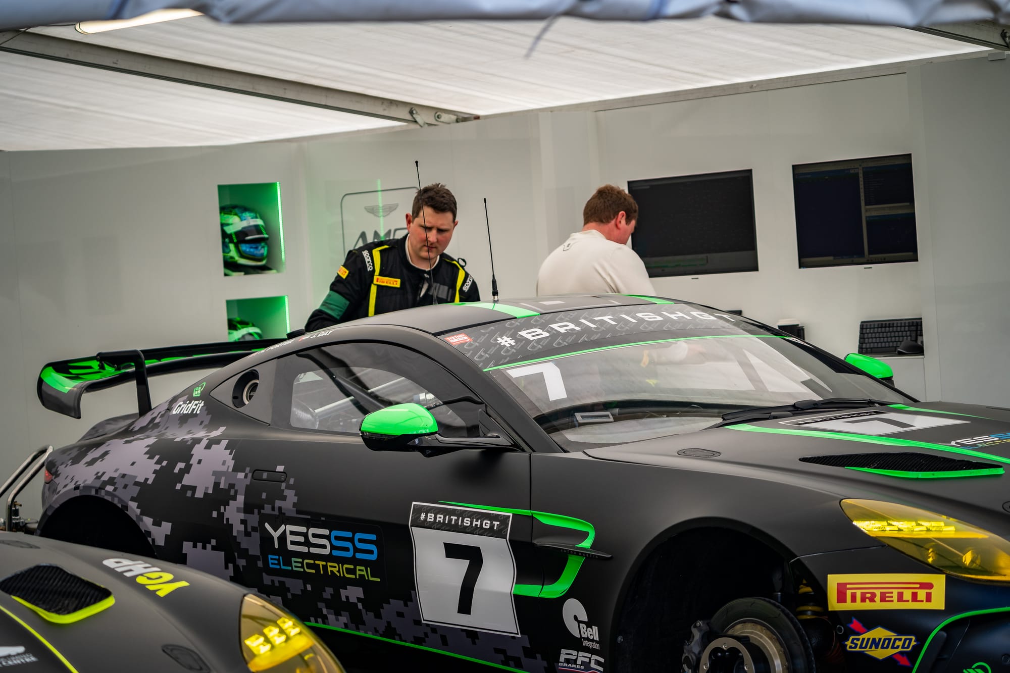 "BARWELL MOTORSPORTS Dominates the 2024 British GT Championship at Oulton Park: A Weekend of Thrills and Victories"