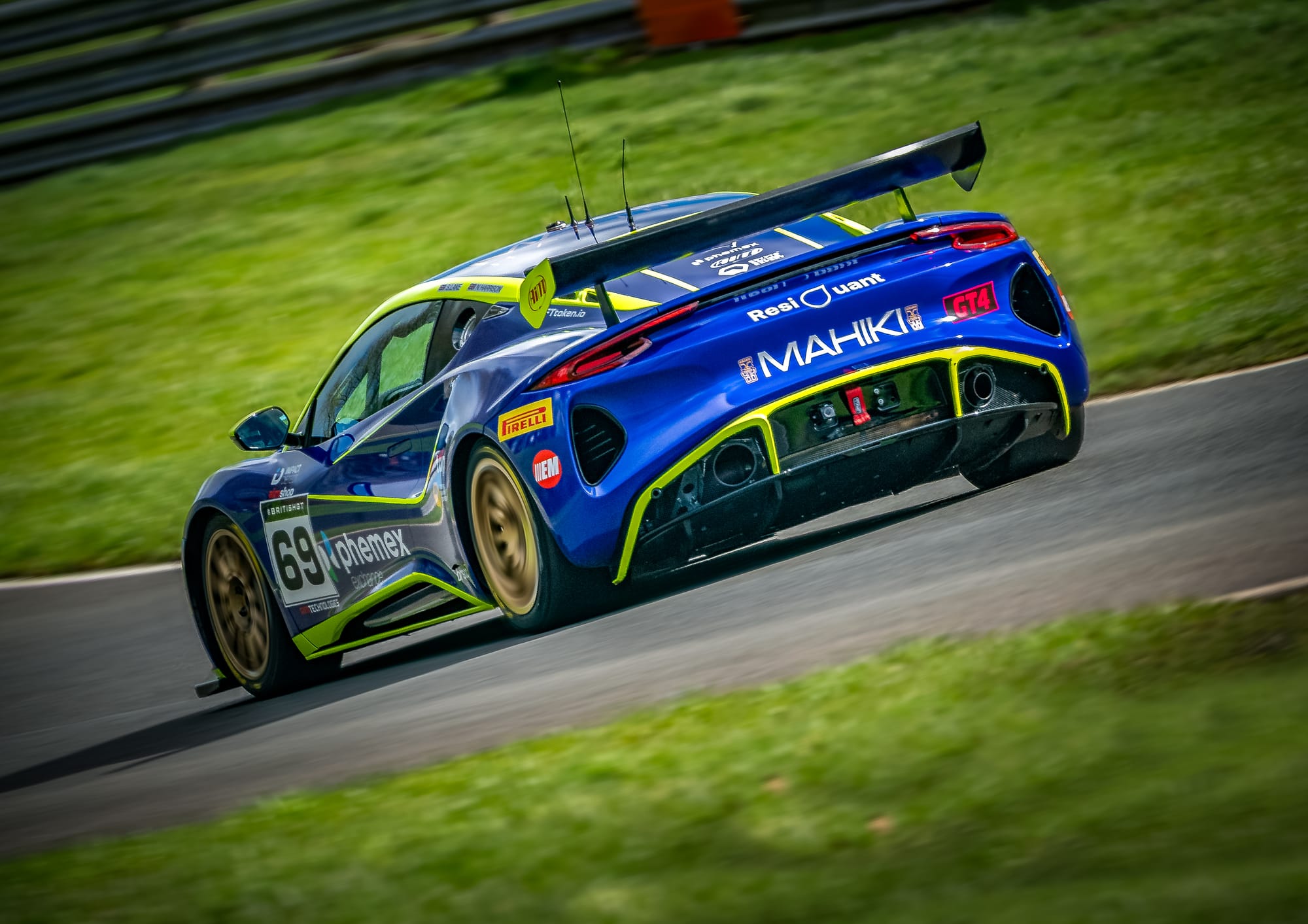 "BARWELL MOTORSPORTS Dominates the 2024 British GT Championship at Oulton Park: A Weekend of Thrills and Victories"