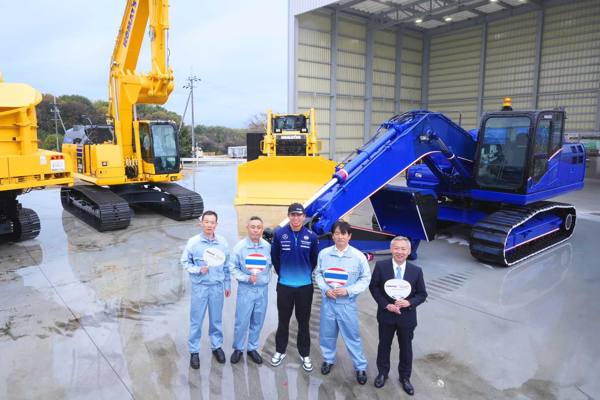 Komatsu welcomes Williams Racing driver Alex Albon to Osaka ahead of Japanese  Grand Prix