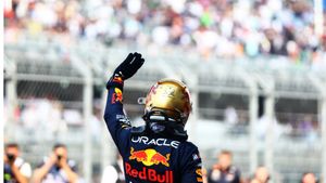 Verstappen Edges Mercedes Duo to Take Pole in Mexico
